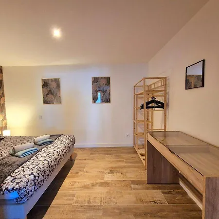 Spacieux T2, Rdc, Charles Trenet شقة